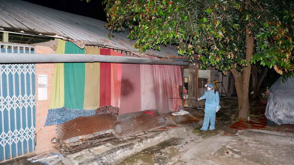 Nhân viên y tế khử khuẩn tại khu vực phong tỏa xã Tân thành, huyện Tân Thạnh. (Ảnh: Thanh Bình/TTXVN)