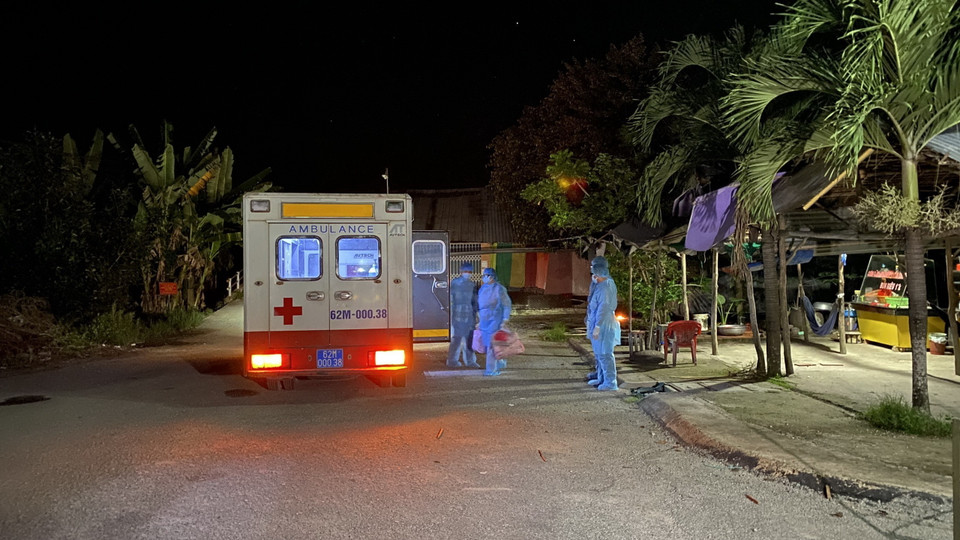 Nhân viên y tế khử khuẩn tại khu vực phong tỏa xã Tân thành, huyện Tân Thạnh. (Ảnh: Thanh Bình/TTXVN)