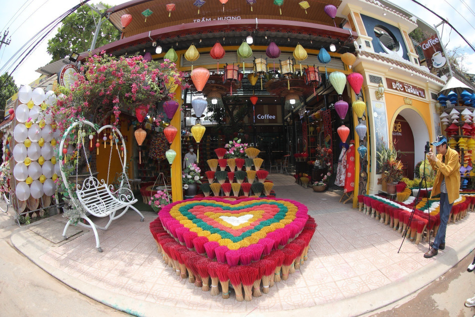 Du khách khi đến Thủy Xuân đều thích thú chụp ảnh với không gian đa sắc màu. (Ảnh: Đinh Ngọc Liên/TTXVN)