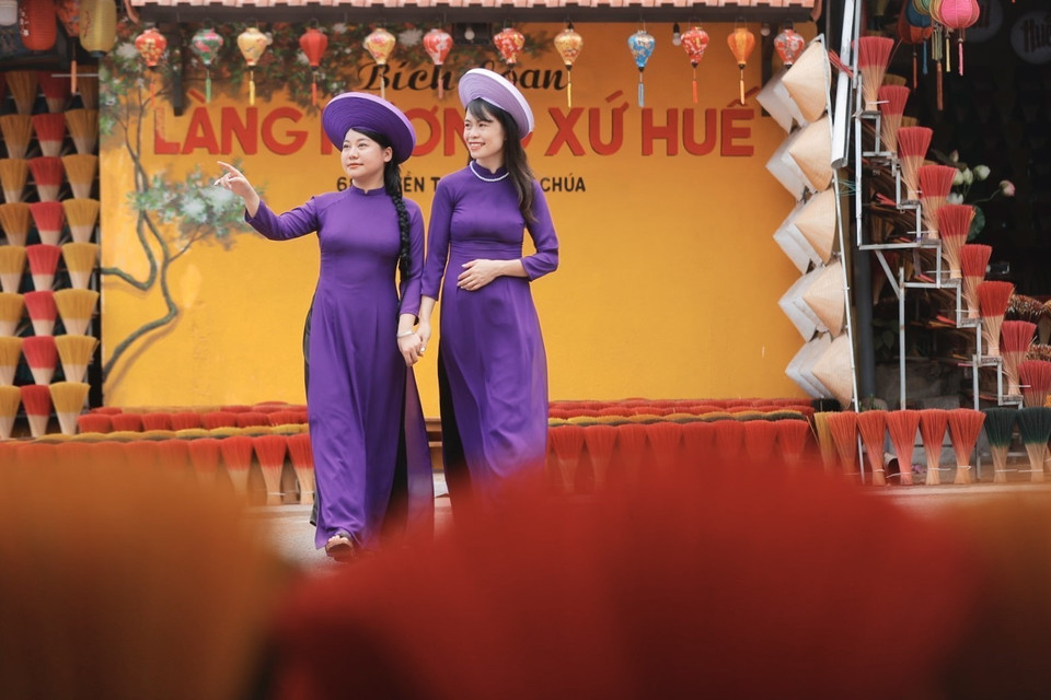 Du khách đến check in tại các cửa hàng hương với đủ màu sắc rực rỡ. (Ảnh: Minh Quyết /TTXVN)