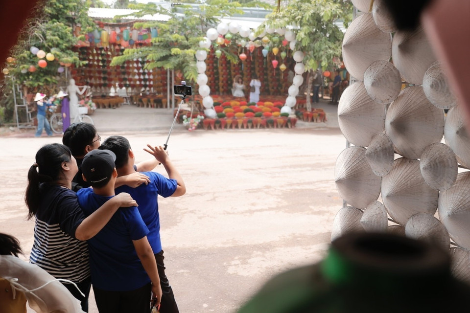 Du khách khi đến Thủy Xuân đều thích thú chụp ảnh với không gian đa sắc màu. (Ảnh: Đinh Ngọc Liên/TTXVN)