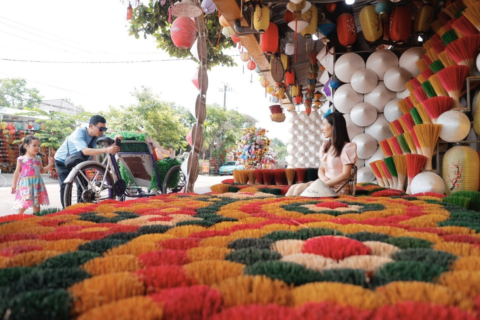 Làng hương Thủy Xuân được biết đến với nghề làm hương truyền thống lâu đời ở xứ Huế. (Ảnh: Minh Quyết/TTXVN)