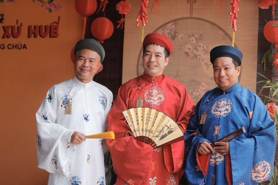 Du khách khi đến Thủy Xuân đều thích thú chụp ảnh với không gian đa sắc màu. (Ảnh: Đinh Ngọc Liên/TTXVN)