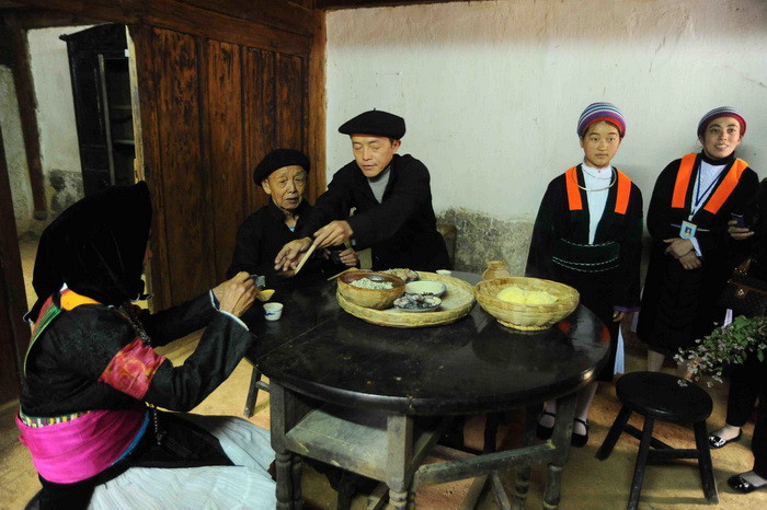 Tái hiện hình ảnh một bữa ăn của người Mông. (Ảnh: Minh Đức/TTXVN)