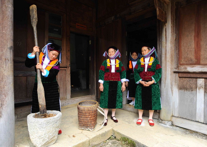 Tái hiện hình ảnh lao động hàng ngày của người Mông. (Ảnh: Minh Đức/TTXVN)