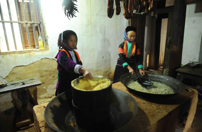 Tái hiện hình ảnh lao động hàng ngày của người Mông. (Ảnh: Minh Đức/TTXVN)