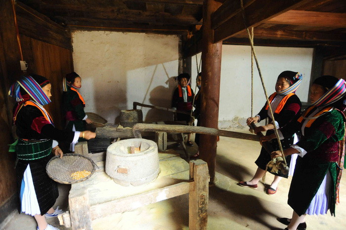 Tái hiện hình ảnh lao động hàng ngày của người Mông. (Ảnh: Minh Đức/TTXVN)