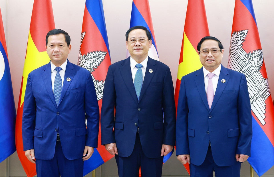 Thủ tướng Phạm Minh Chính cùng Thủ tướng Lào Sonexay Siphandone và Thủ tướng Campuchia Hun Manet. (Ảnh: Dương Giang/TTXVN)