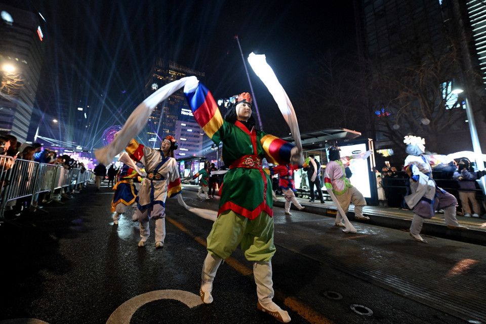Các vũ công diễu hành chờ đón Năm mới tại Seoul, Hàn Quốc, ngày 31/12/2023. (Ảnh: AFP/TTXVN)
