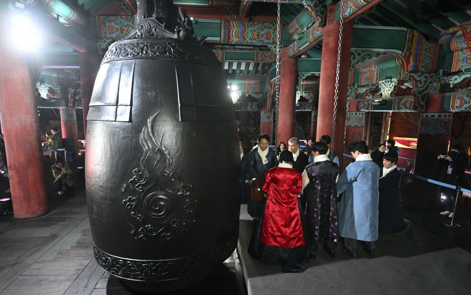 Lễ rung chuông đón mừng Năm mới tại Seoul, Hàn Quốc, ngày 1/1/2024. (Ảnh: AFP/TTXVN)