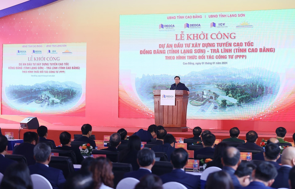 Thủ tướng Phạm Minh Chính phát lệnh Lễ Khởi công dự án Cao tốc Đồng Đăng-Trà Lĩnh. (Ảnh: Dương Giang/TTXVN)