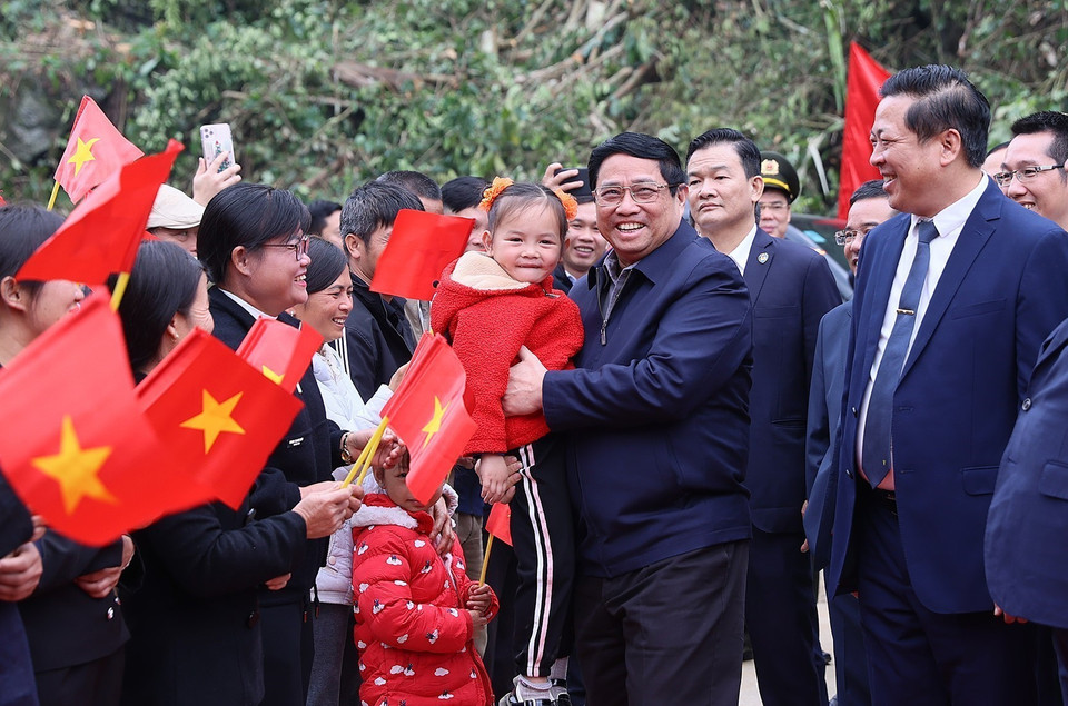 Thủ tướng Phạm Minh Chính với nhân dân vùng dự án. (Ảnh: Dương Giang/TTXVN)