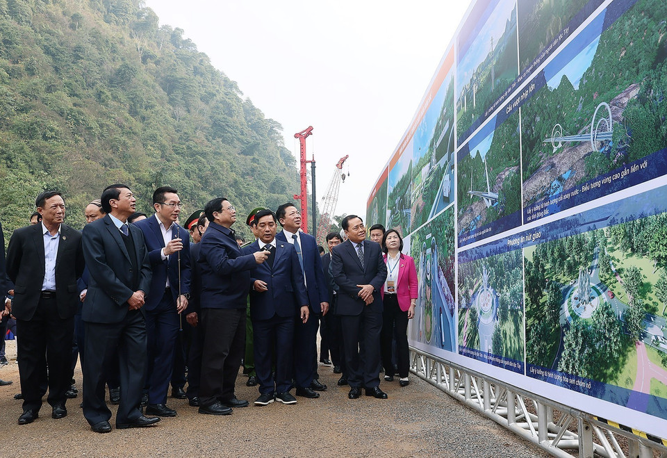 Thủ tướng Phạm Minh Chính nghe báo cáo về Dự án Cao tốc Đồng Đăng-Trà Lĩnh. (Ảnh: Dương Giang/TTXVN)