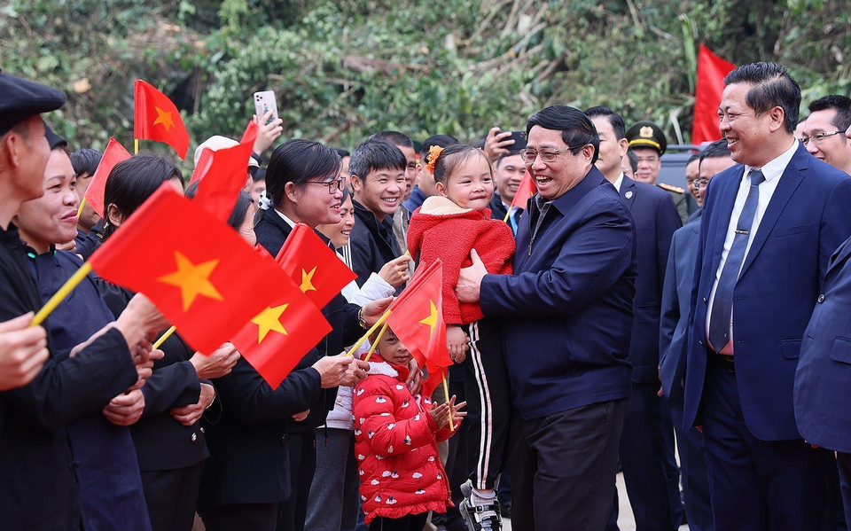 Thủ tướng Phạm Minh Chính với nhân dân vùng dự án. (Ảnh: Dương Giang/TTXVN)