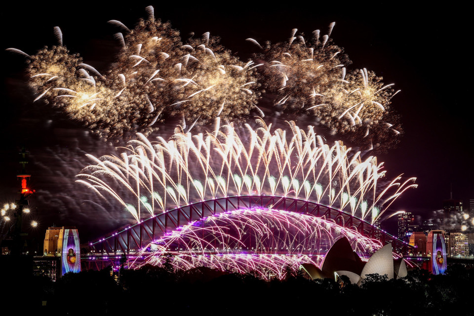 Trình diễn pháo hoa đón Năm Mới tại Cầu cảng Sydney, Australia, ngày 1/1/2024. (Ảnh: AFP/TTXVN)
