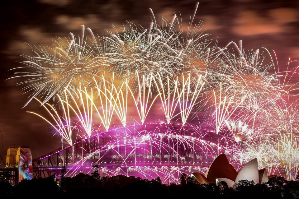 Trình diễn pháo hoa đón Năm Mới tại Cầu cảng Sydney, Australia, ngày 1/1/2024. (Ảnh: AFP/TTXVN)