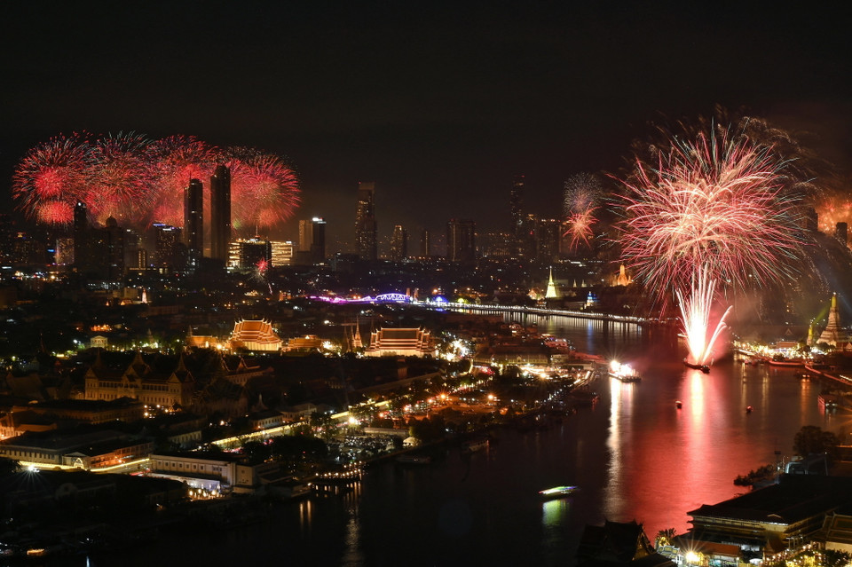 Trình diễn pháo hoa đón Năm mới tại Bangkok, Thái Lan, ngày 1/1/2024. (Ảnh: AFP/TTXVN)