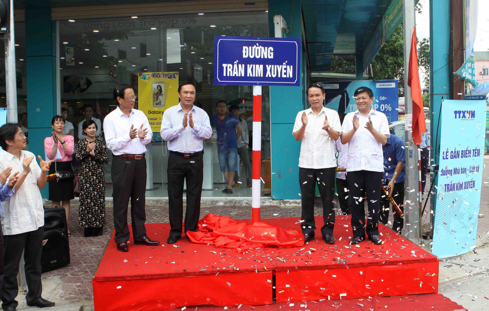 Đồng chí Nguyễn Đức Lợi, Ủy viên Trung ương Đảng, Tổng giám đốc TTXVN cùng các đại biểu thực hiện nghi thức gắn biển tên đường mang tên Nhà báo, Liệt sĩ Trần Kim Xuyến tại Hà Tĩnh. (Ảnh: Thanh Tùng/TTXVN)