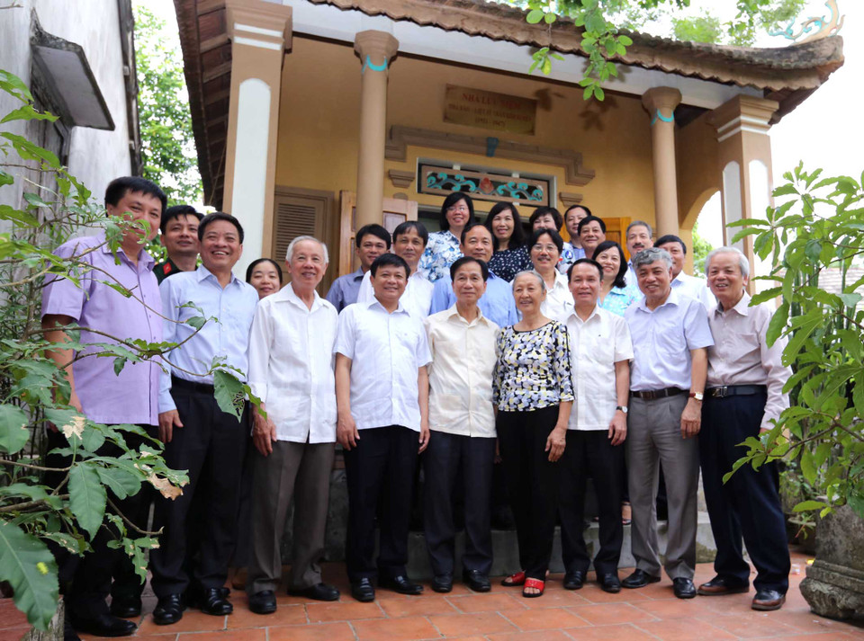 Tổng giám đốc TTXVN Nguyễn Đức Lợi cùng các đại biểu chụp ảnh lưu niệm tại Nhà tưởng niệm Nhà báo, Liệt sĩ Trần Kim Xuyến tại xã Sơn Mỹ, huyện Hương Sơn, tỉnh Hà Tĩnh. (Ảnh: Vũ Sinh /TTXVN)