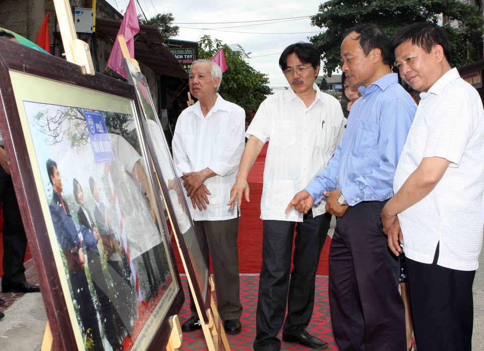 Các đại biểu tham quan triển lãm, tìm hiểu về thân thế, sự nghiệp của Nhà báo, Liệt sĩ Trần Kim Xuyến. (Ảnh: Thanh Tùng/TTXVN)