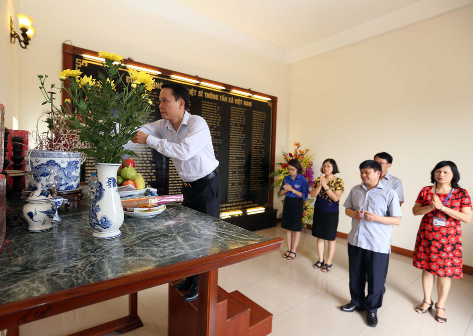 Tổng giám đốc TTXVN Nguyễn Đức Lợi cùng các đại biểu thắp hương tại nhà tưởng niệm các Anh hùng Liệt sĩ tại trụ sở số 5 Lý Thường Kiệt, Hoàn Kiếm, Hà Nội. (Ảnh: Vũ Sinh /TTXVN)