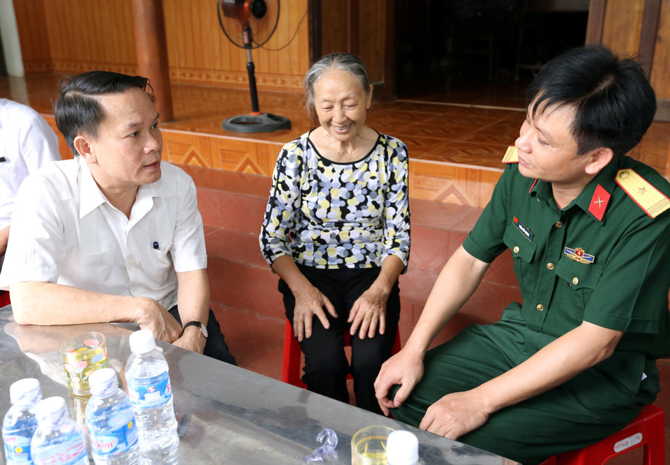 Đồng chí Nguyễn Đức Lợi, Ủy viên Trung ương Đảng, Tổng giám đốc TTXVN thăm hỏi gia đình Nhà báo, Liệt sĩ Trần Kim Xuyến tại xã Sơn Mỹ, huyện Hương Sơn, tỉnh Hà Tĩnh. (Ảnh: Vũ Sinh/TTXVN)