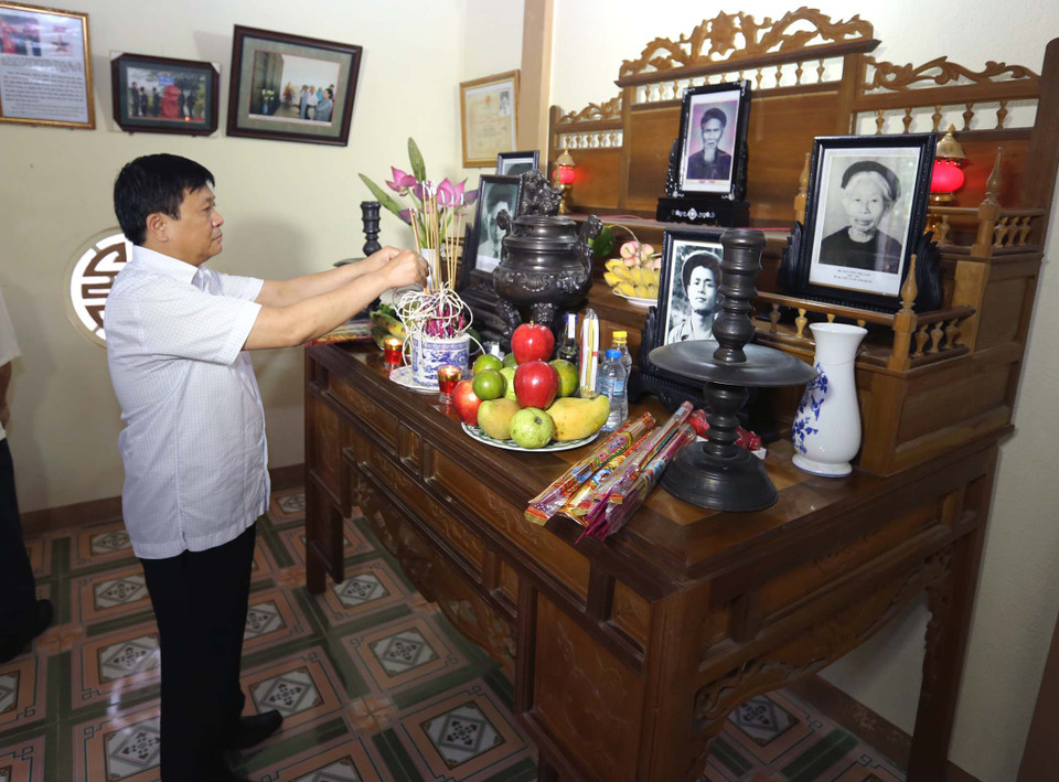 Phó tổng giám đốc TTXVN Đinh Đăng Quang thắp hương tại nhà tưởng niệm Nhà báo, Liệt sỹ Trần Kim Xuyến tại xã Sơn Mỹ, huyện Hương Sơn, tỉnh Hà Tĩnh. . (Ảnh: Vũ Sinh /TTXVN