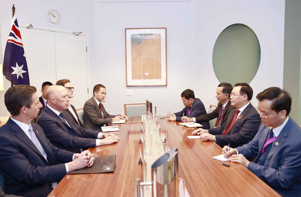 Chủ tịch Quốc hội Vương Đình Huệ tiếp Lãnh đạo Đảng đối lập tại Hạ viện Peter Dutton và Thượng nghị sỹ của Đảng Tự do, Lãnh đạo Đối lập tại Thượng viện Simon Birmingham. (Ảnh: Doãn Tấn/TTXVN)