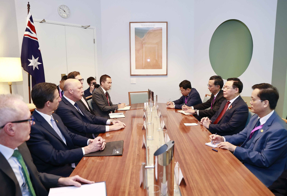 Chủ tịch Quốc hội Vương Đình Huệ tiếp Lãnh đạo Đảng đối lập tại Hạ viện Peter Dutton và Thượng nghị sỹ của Đảng Tự do, Lãnh đạo Đối lập tại Thượng viện Simon Birmingham. (Ảnh: Doãn Tấn/TTXVN)