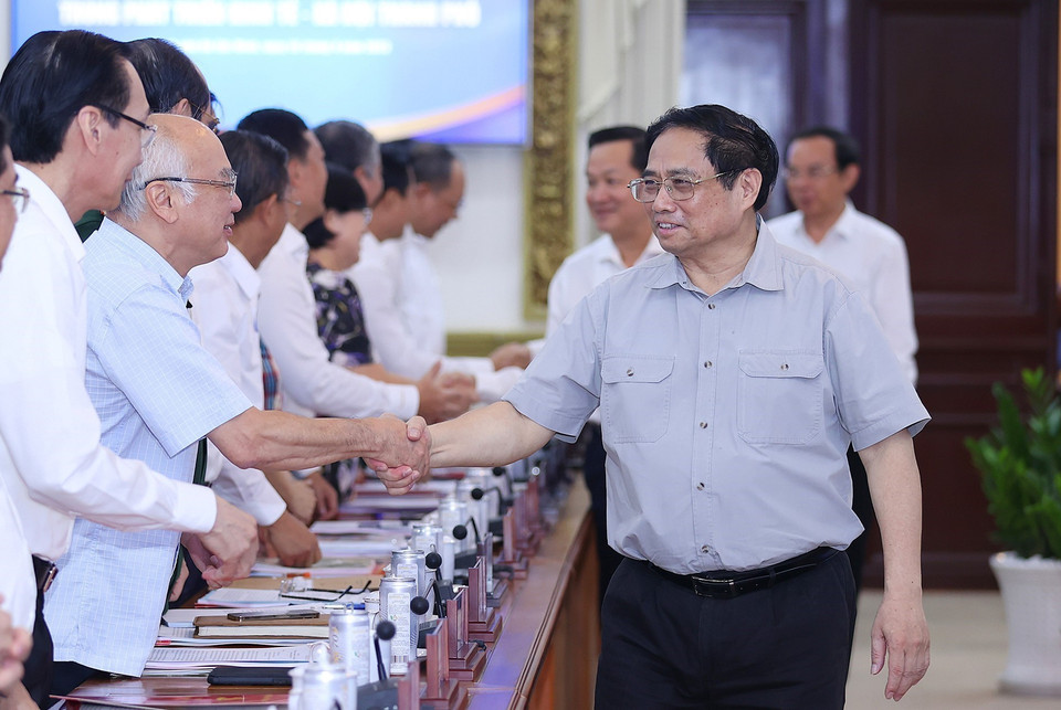 Thủ tướng Phạm Minh Chính với lãnh đạo các sở, ban, ngành Thành phố Hồ Chí Minh. (Ảnh: Dương Giang/TTXVN)