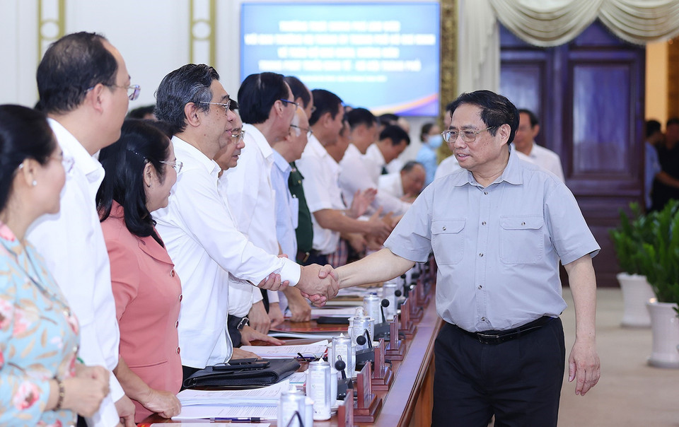 Thủ tướng Phạm Minh Chính với lãnh đạo các sở, ban, ngành Thành phố Hồ Chí Minh. (Ảnh: Dương Giang/TTXVN)