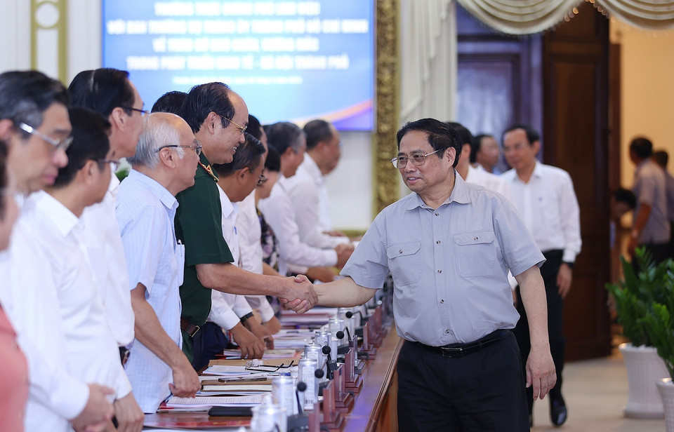 Thủ tướng Phạm Minh Chính với lãnh đạo các sở, ban, ngành Thành phố Hồ Chí Minh. (Ảnh: Dương Giang/TTXVN)