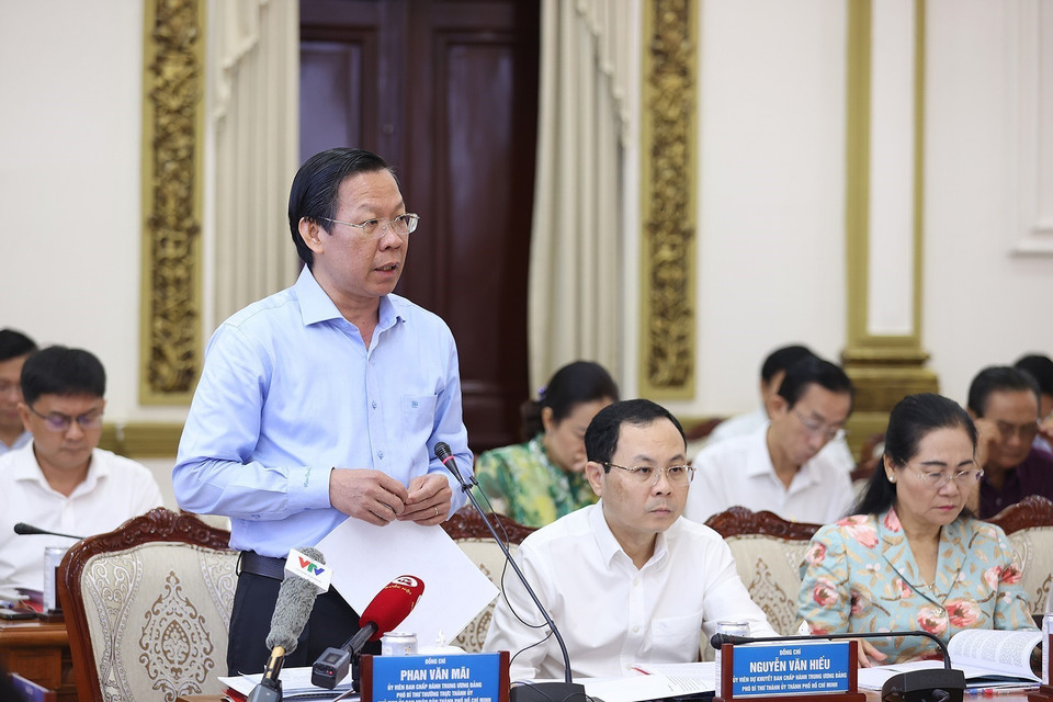 Chủ tịch UBND Thành phố Hồ Chí Minh Phan Văn Mãi báo cáo tình tình kinh tế-xã hội của thành phố. (Ảnh: Dương Giang/TTXVN)