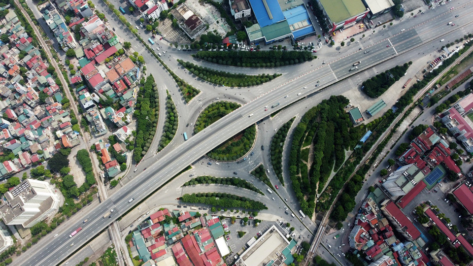 Nút giao thông trung tâm quận Long Biên bao gồm một cầu vượt trực thông hướng đường 5 (đường Nguyễn Văn Linh) đi cầu Đông Trù và hệ thống đường nội đô. (Ảnh: Huy Hùng/TTXVN)