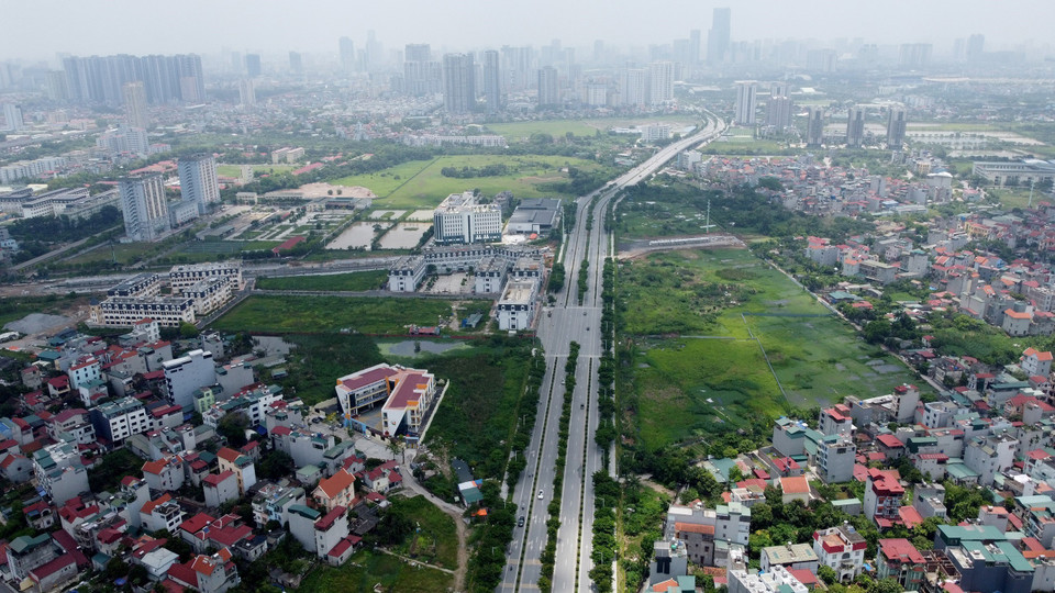 Tuyến đường Trịnh Văn Bô dài 900m, rộng 50m nối huyện Hoài Đức với quận Nam Từ Liêm. (Ảnh: Huy Hùng/TTXVN)