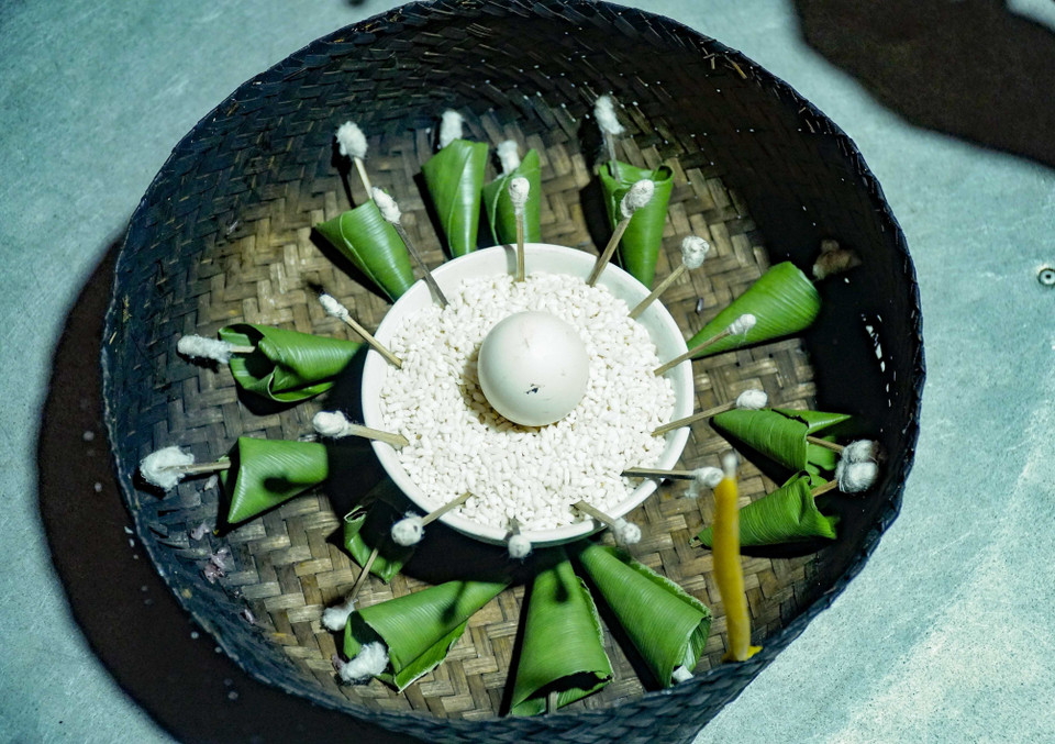 Đồ cúng ngày Tết Hoa mào gà. (Ảnh: Xuân Tư/TTXVN)