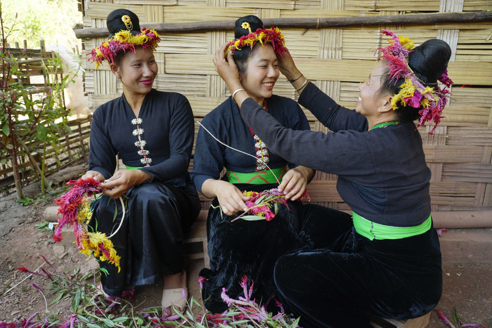 Phụ nữ dân tộc Cống chuẩn bị cho ngày Tết Hoa mào gà. (Ảnh: Xuân Tư/TTXVN)