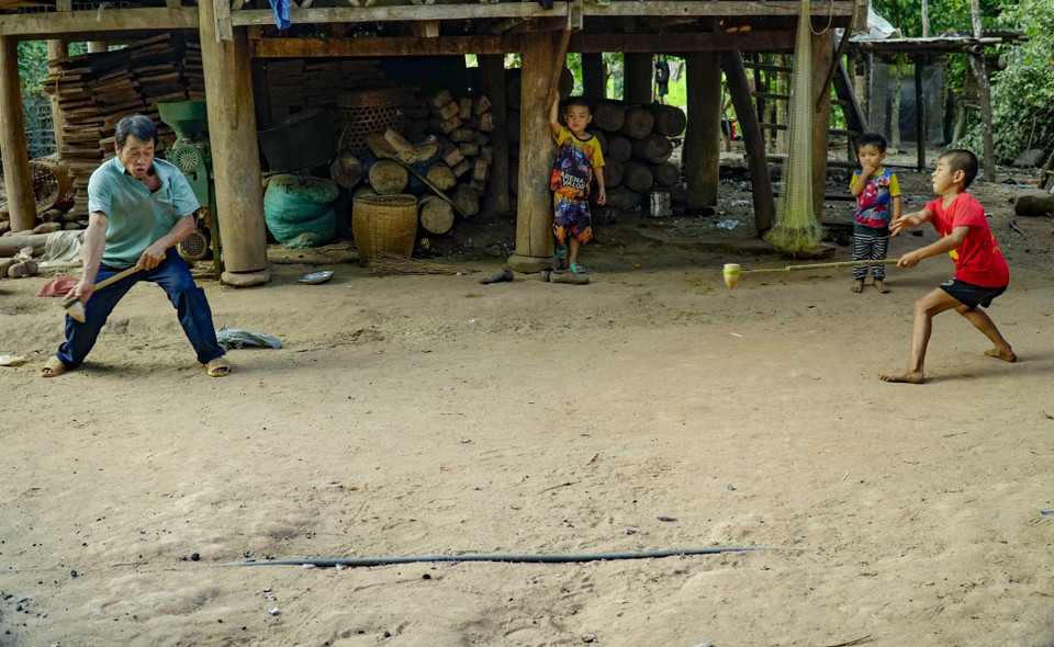 Người dân trong bản chơi cù quay trong ngày Tết. (Ảnh: Xuân Tư/TTXVN)