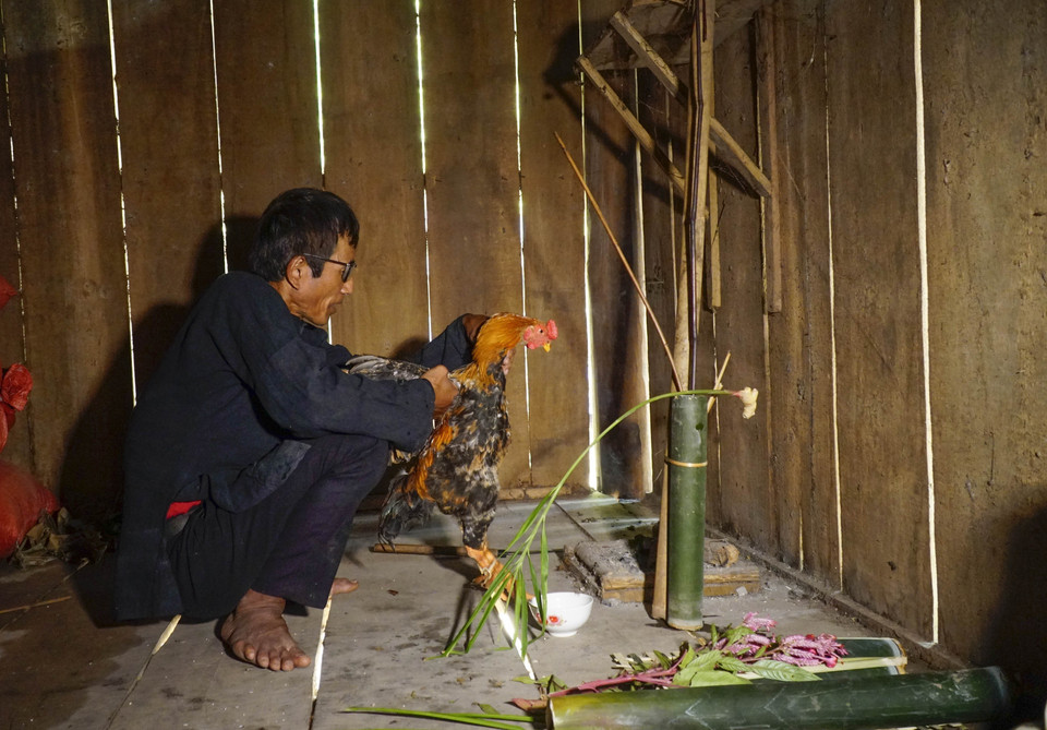 Thầy cúng của bản thực hiện nghi lễ cúng trong ngày Tết. (Ảnh: Xuân Tư/TTXVN)