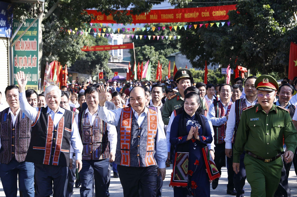 Kỷ niệm 92 năm Ngày truyền thống Mặt trận Tổ quốc Việt Nam, chiều 11/11, Chủ tịch nước Nguyễn Xuân Phúc dự Ngày hội Đại đoàn kết toàn dân tộc tại liên khu dân cư 03 xã Khổng Lào, Mường So và Hoang Thèn, huyện Phong Thổ. (Ảnh: Thống Nhất/TTXVN)