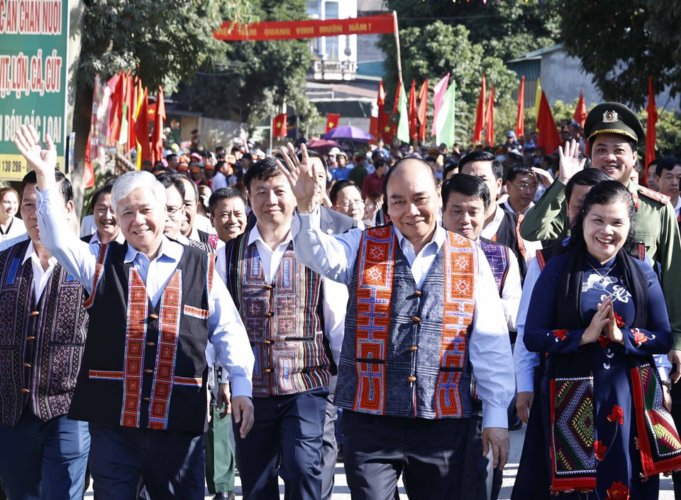 Chủ tịch nước Nguyễn Xuân Phúc dự Ngày hội Đại đoàn kết toàn dân tộc tại liên khu dân cư 03 xã Khổng Lào, Mường So và Hoang Thèn, huyện Phong Thổ. (Ảnh: Thống Nhất/TTXVN)