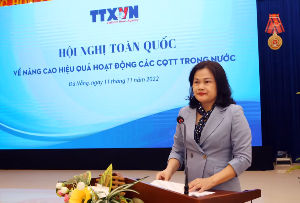 Trưởng Ban Biên tập tin trong nước Nguyễn Thị Sự báo cáo tình hình hoạt động của các Cơ quan thường trú TTXVN trong nước năm 2021 và 9 tháng 2022 tại hội nghị. (Ảnh: Trần Lê Lâm/TTXVN)