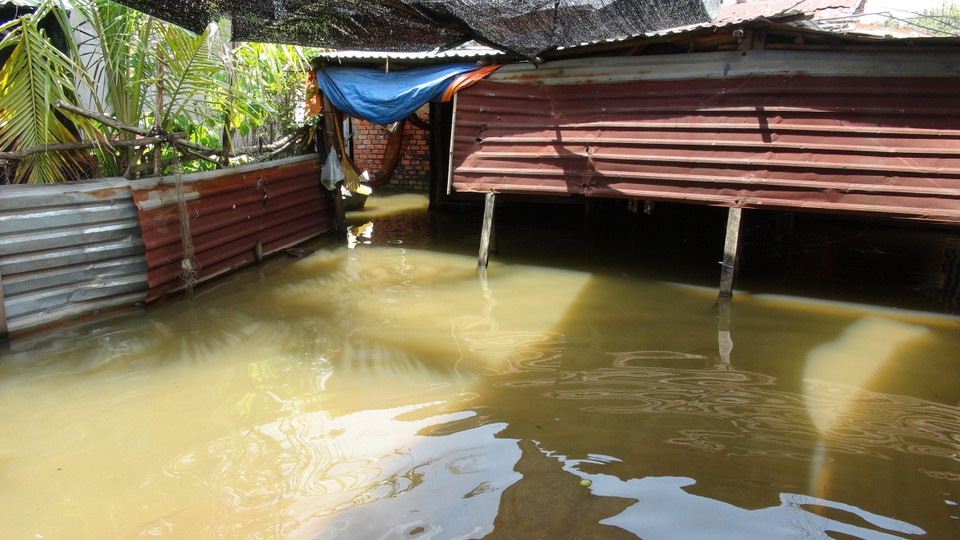 Nước ngập hết các lối đi vào nhà dân. (Ảnh: K GỬIH/TTXVN)