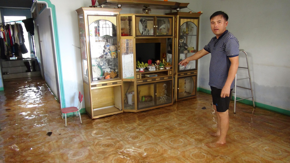 Nước ngập vào trong nhà của các hộ dân gây khó khăn trong sinh hoạt. (Ảnh: K GỬIH/TTXVN)
