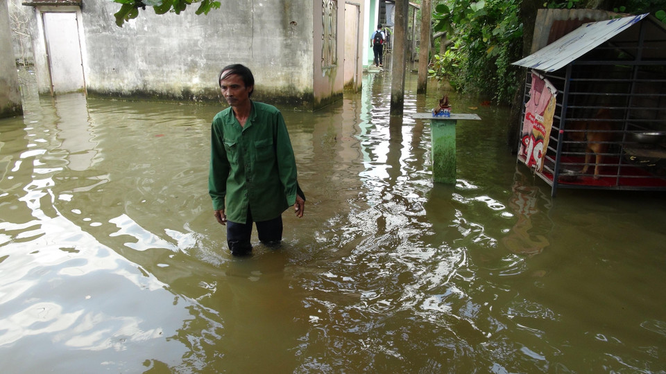 Người dân sống trong cảnh ngập nước. (Ảnh: K GỬIH/TTXVN)