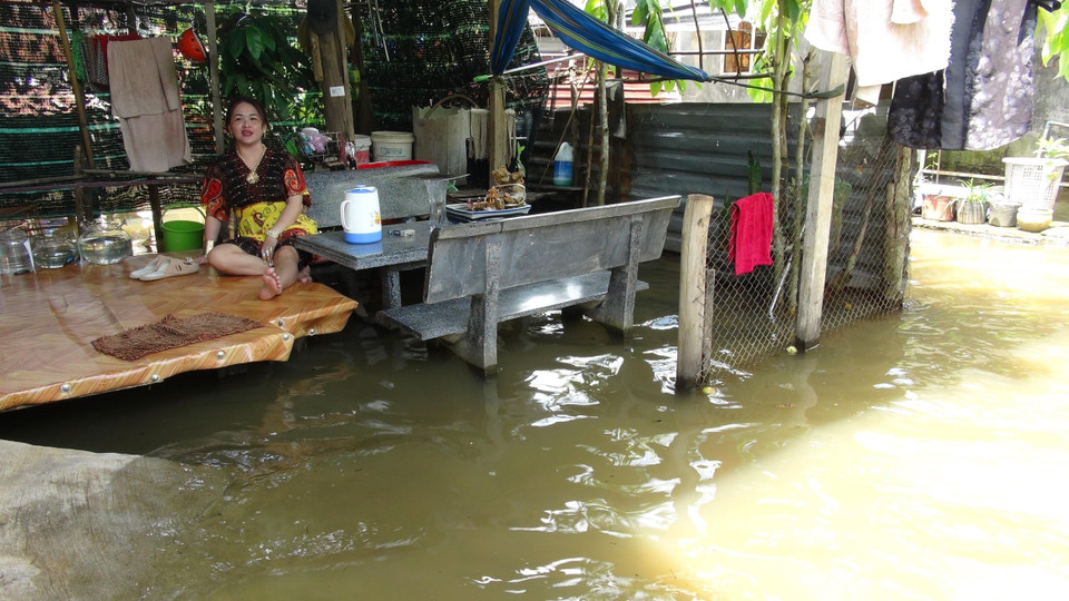 Người dân sống trong cảnh ngập nước. (Ảnh: K GỬIH/TTXVN)