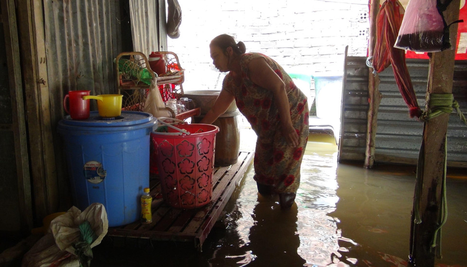 Người dân sống trong cảnh ngập nước. (Ảnh: K GỬIH/TTXVN)