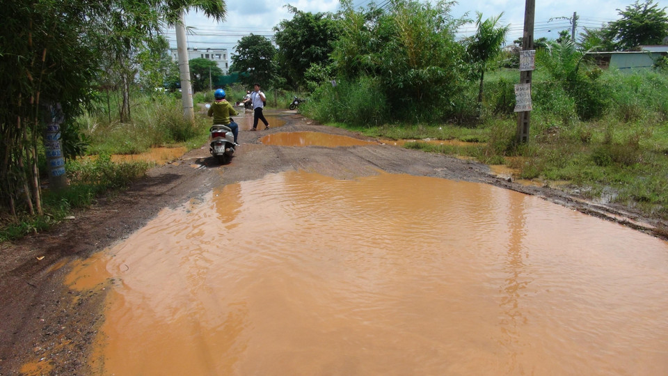 Con đường dẫn vào khu phố Tân Trà luôn trong tình trạng ngập nước. (Ảnh: K GỬIH/TTXVN)