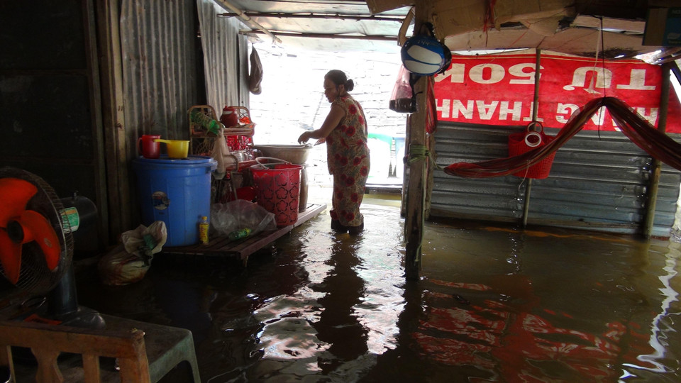 Người dân sống trong cảnh ngập nước. (Ảnh: K GỬIH/TTXVN)