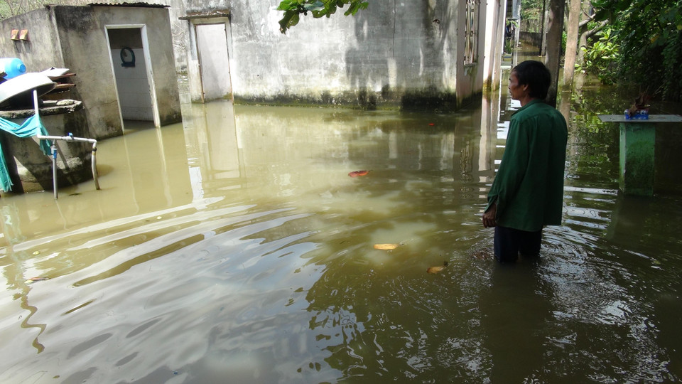 Người dân sống trong cảnh ngập nước. (Ảnh: K GỬIH/TTXVN)